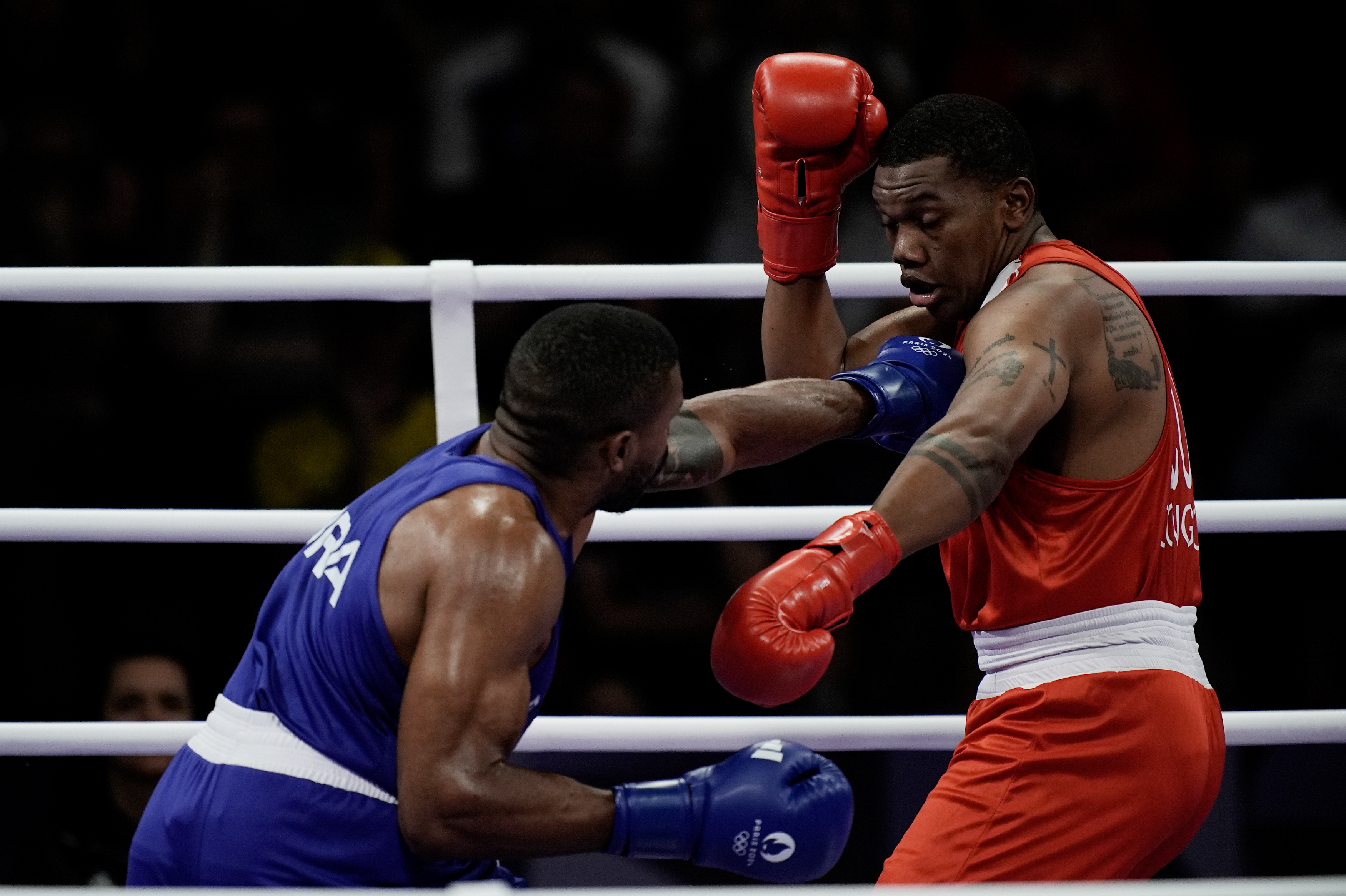 Abner Teixeira em ação contra o equatoriano Gerlon Congo pelas oitavas de final do boxe masculino categoria peso super-pesado (acima de 92kg). Foto Alexandre Loureiro COB