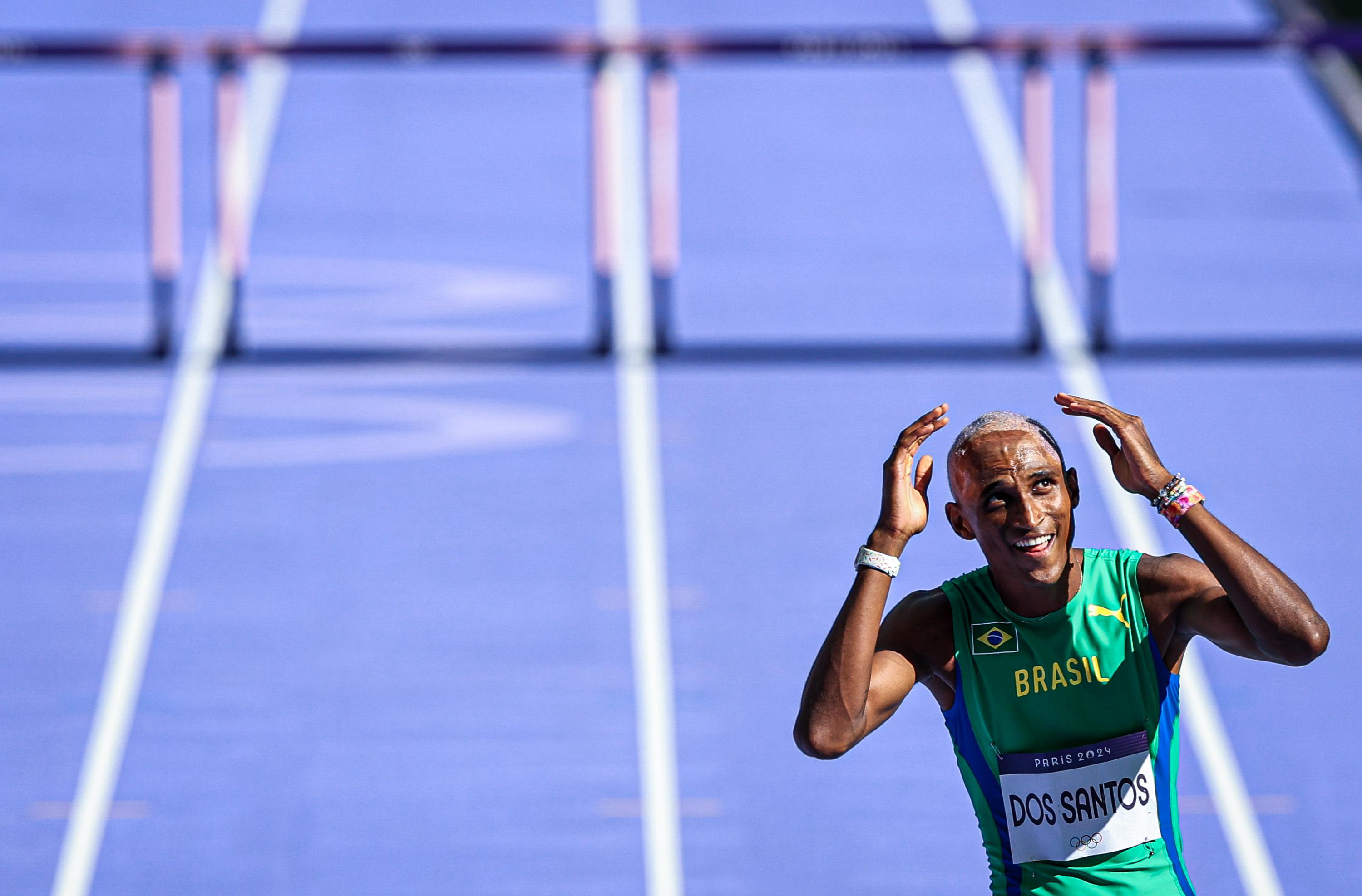 Alison dos Santos nos 400m com barreiras. 