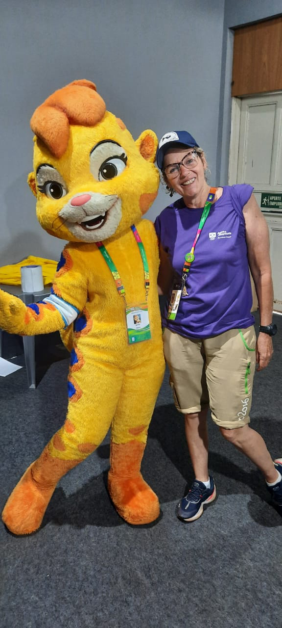 Ana Luiza ao lado da Bamba, mascote dos Jogos da Juventude - Foto Arquivo pessoal