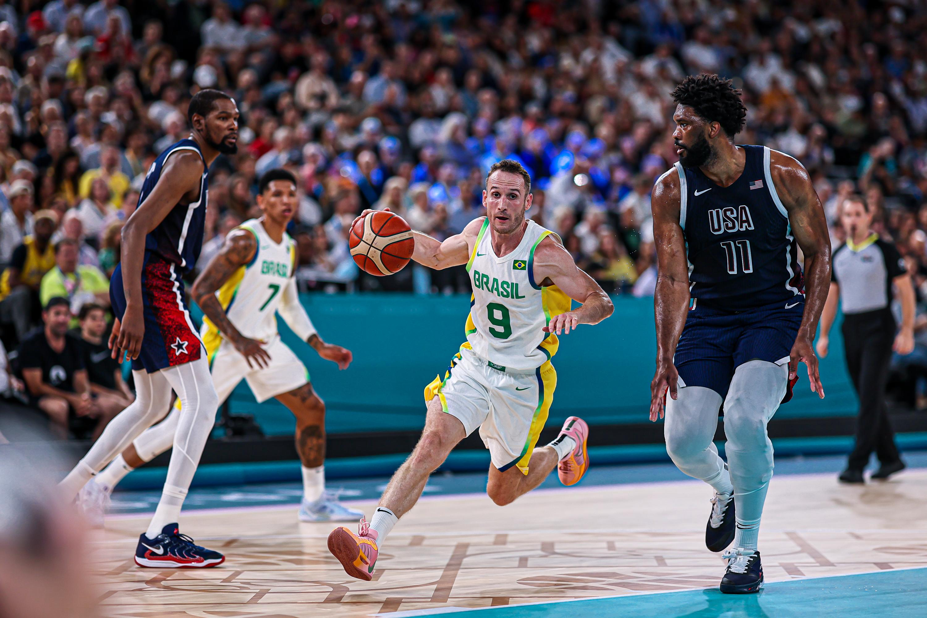 Brasil durante jogo de basquete contra os Estados Unidos