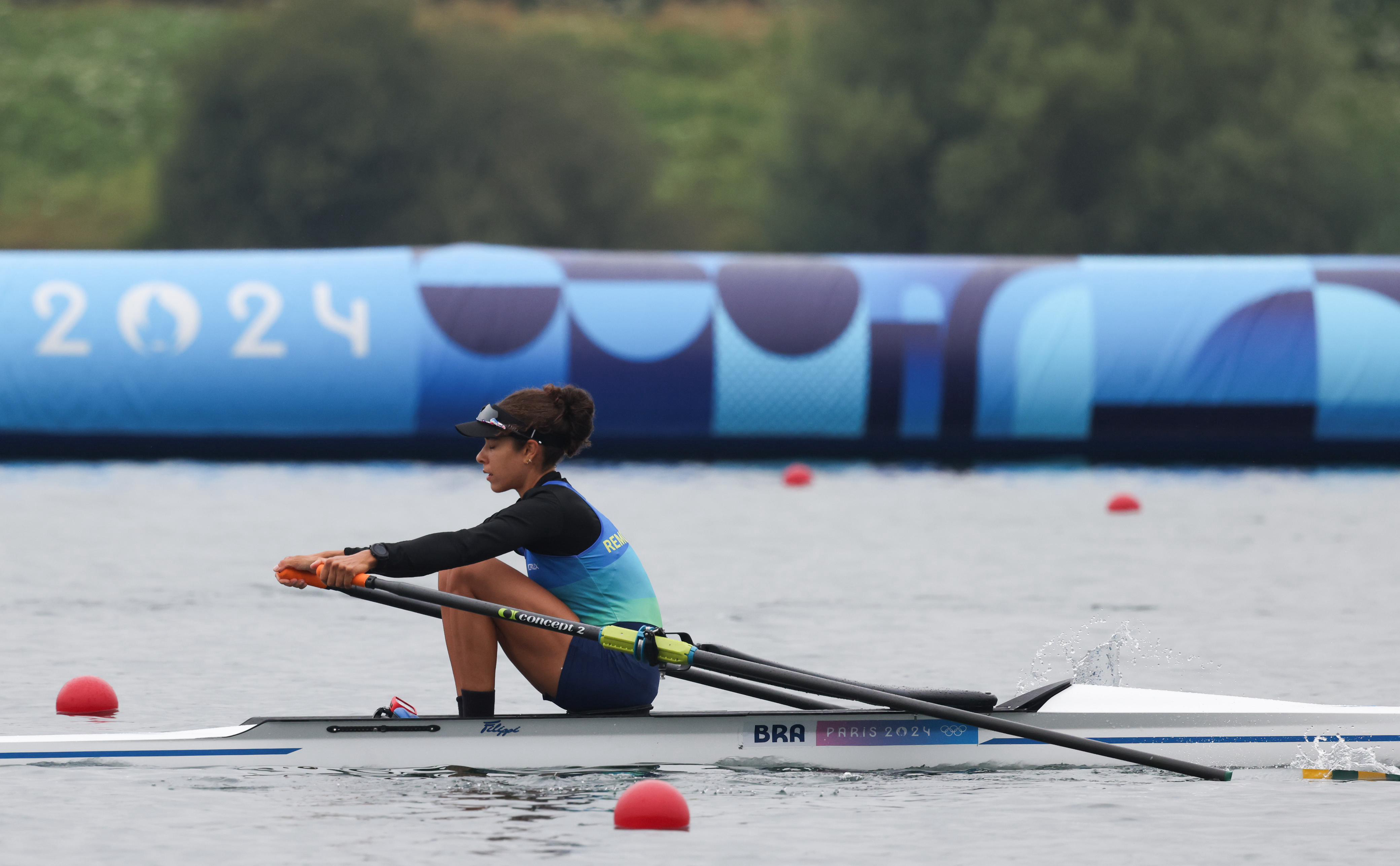 Beatriz Tavares, atleta do remo do Brasil, em ação na água