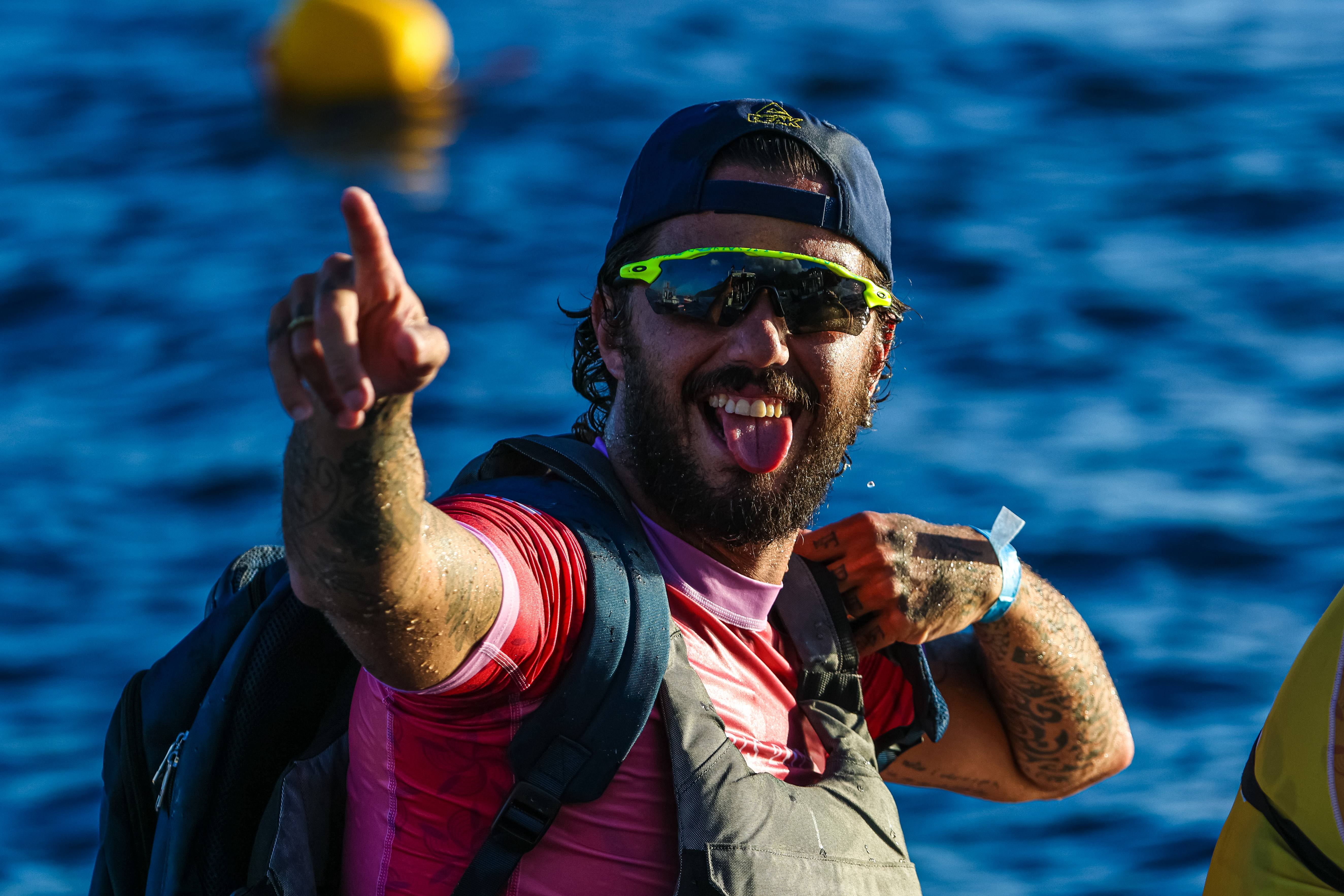 Filipe Toledo comemora classificação nas ondas de Teahupoo, no Taiti.