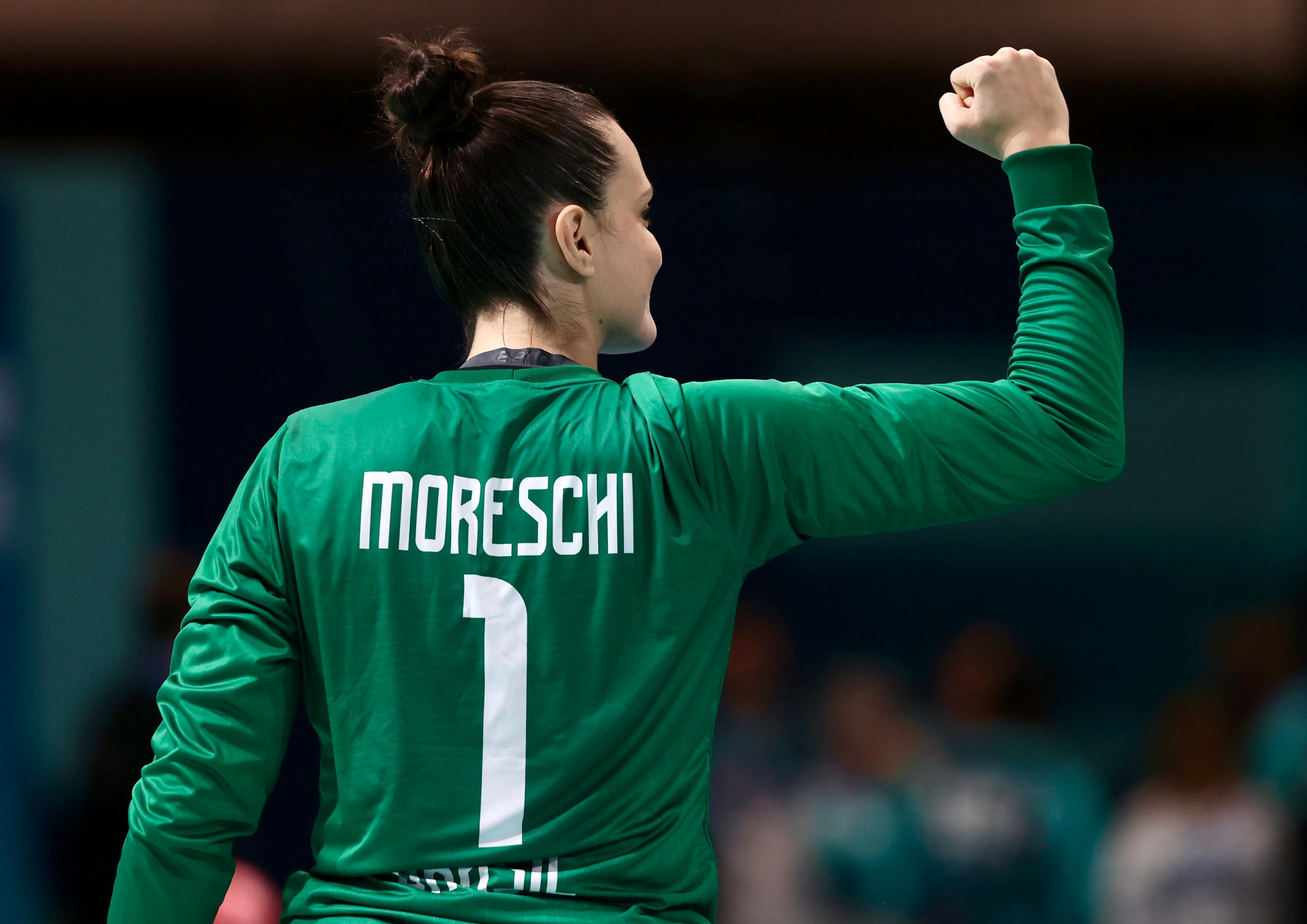 Gabi Moreschi foi destaque na vitória do Brasil no handebol feminino. 