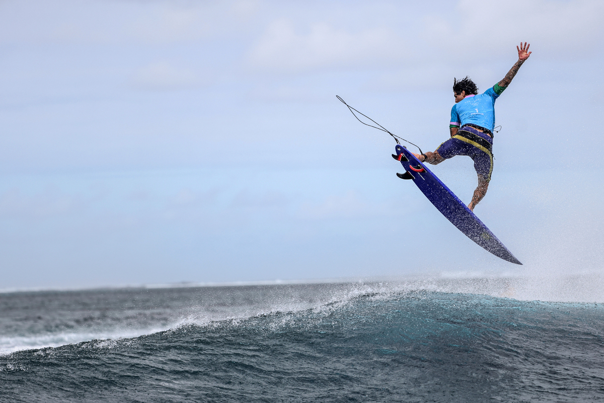 Gabriel Medina na bateria de disputa da medalha de bronze.