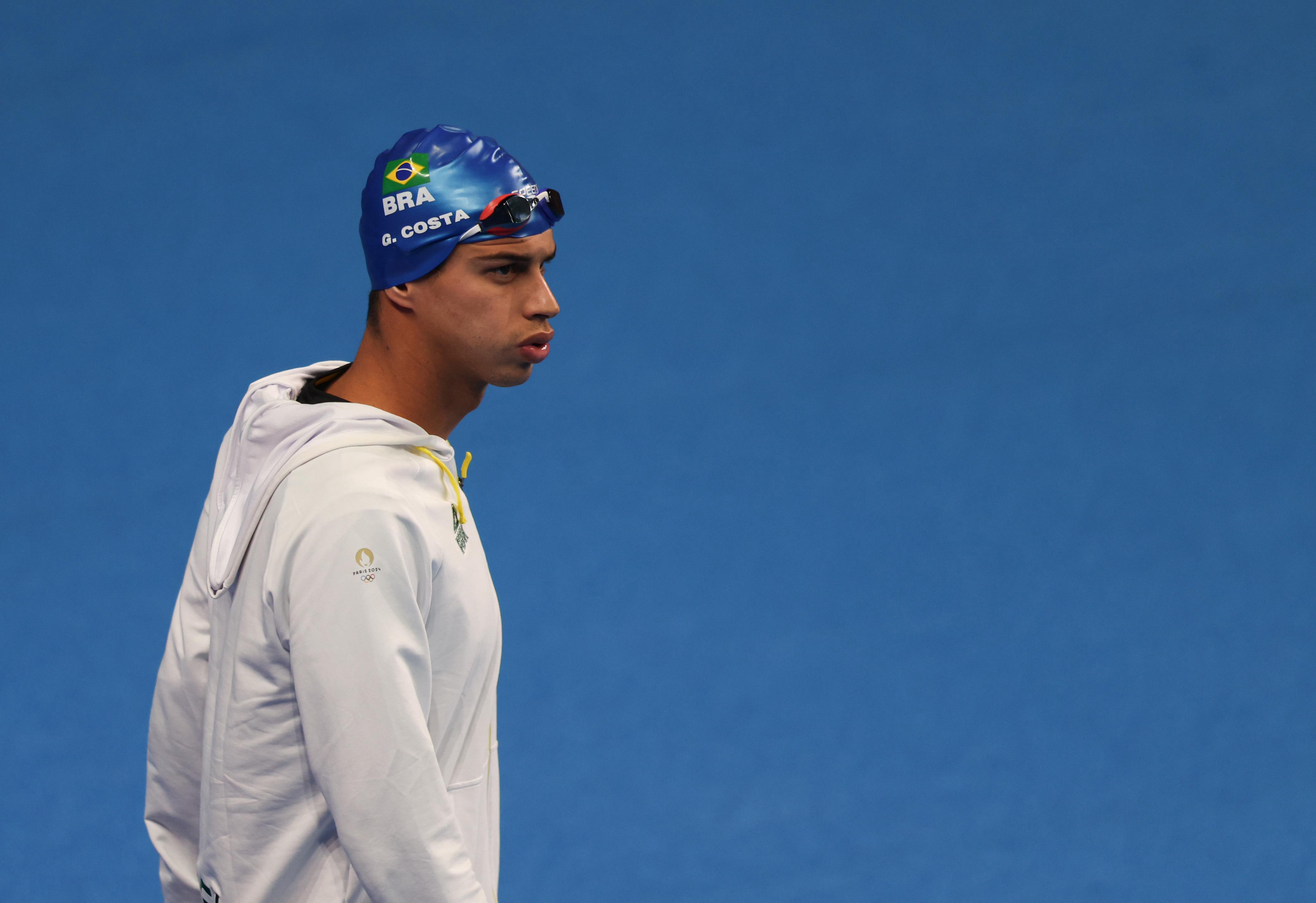 Guilherme Costa se prepara para entrar na piscina