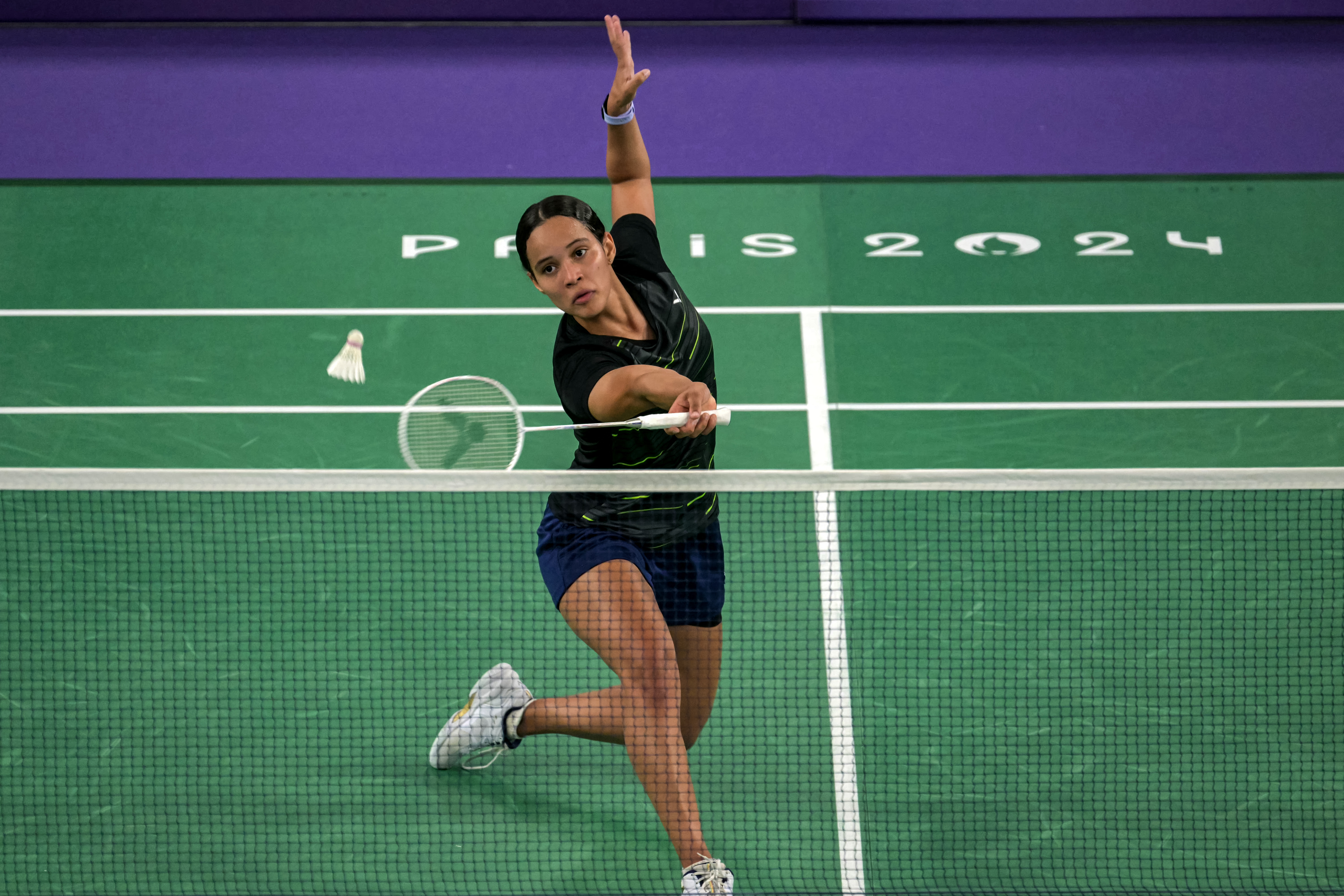 Juliana Vieira disputa partida de badminton 