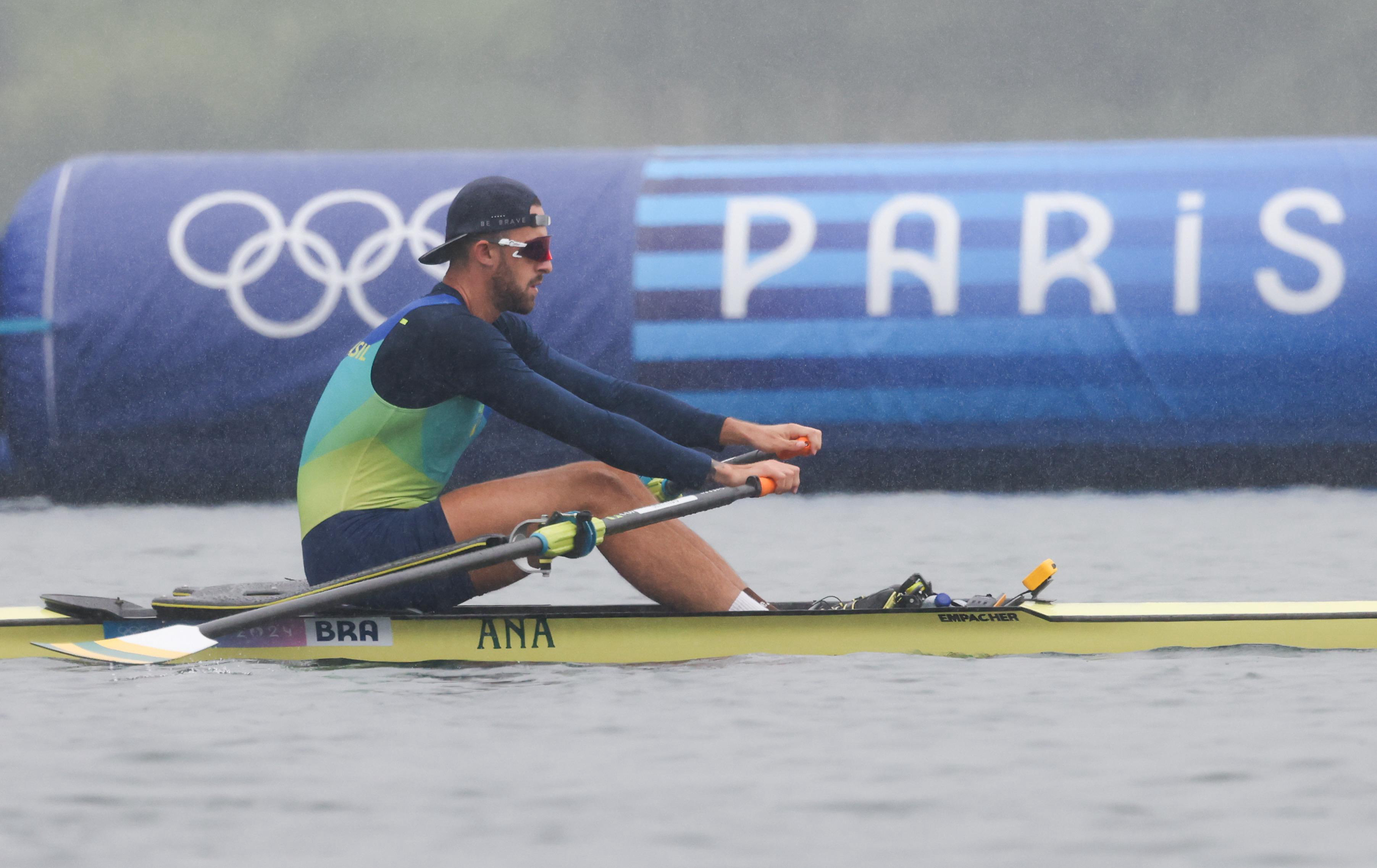 Lucas Verthein, atleta do remo, em ação na água