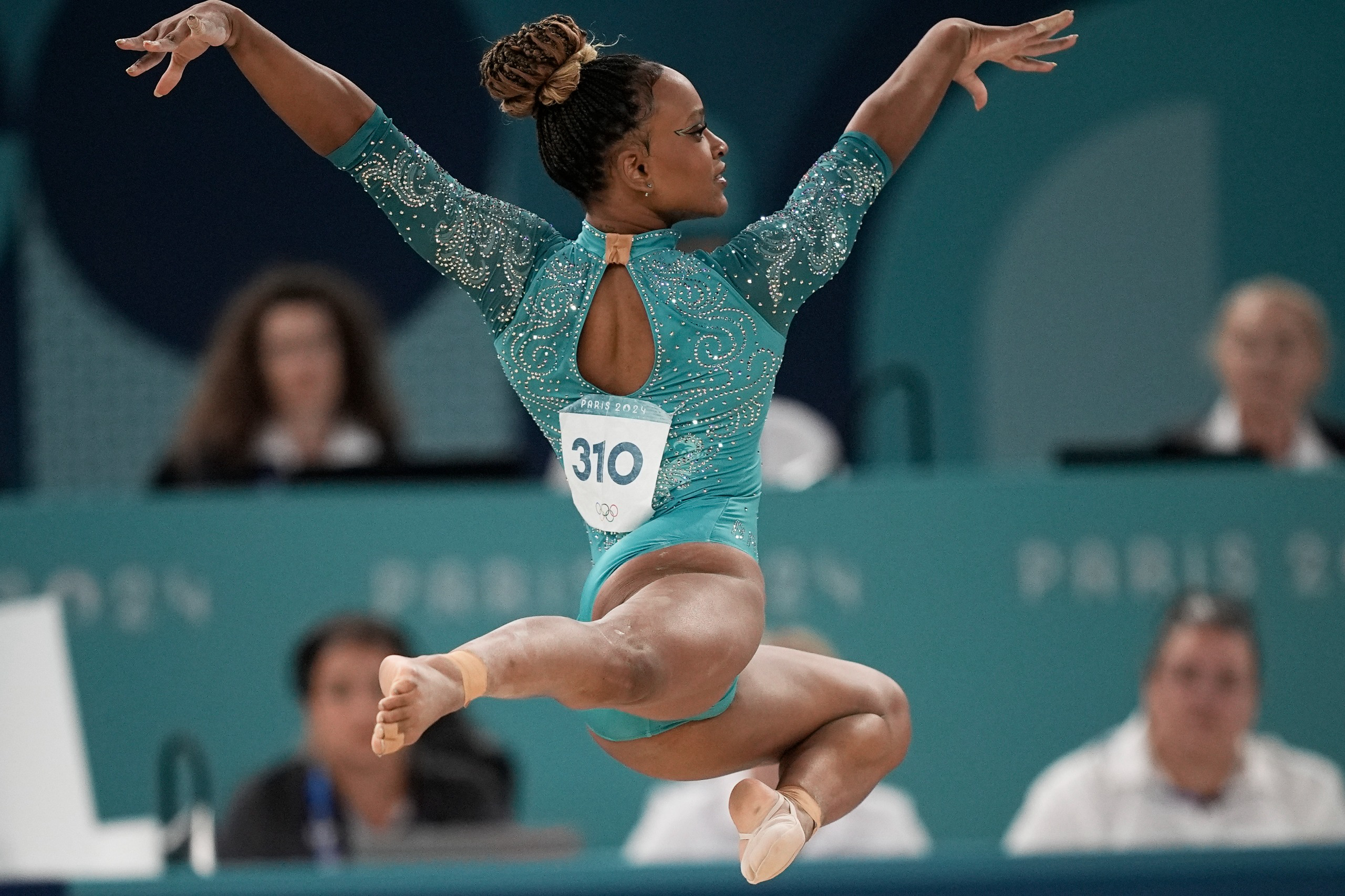 Na “última dança”, Rebeca Andrade é ouro no solo e se isola como maior