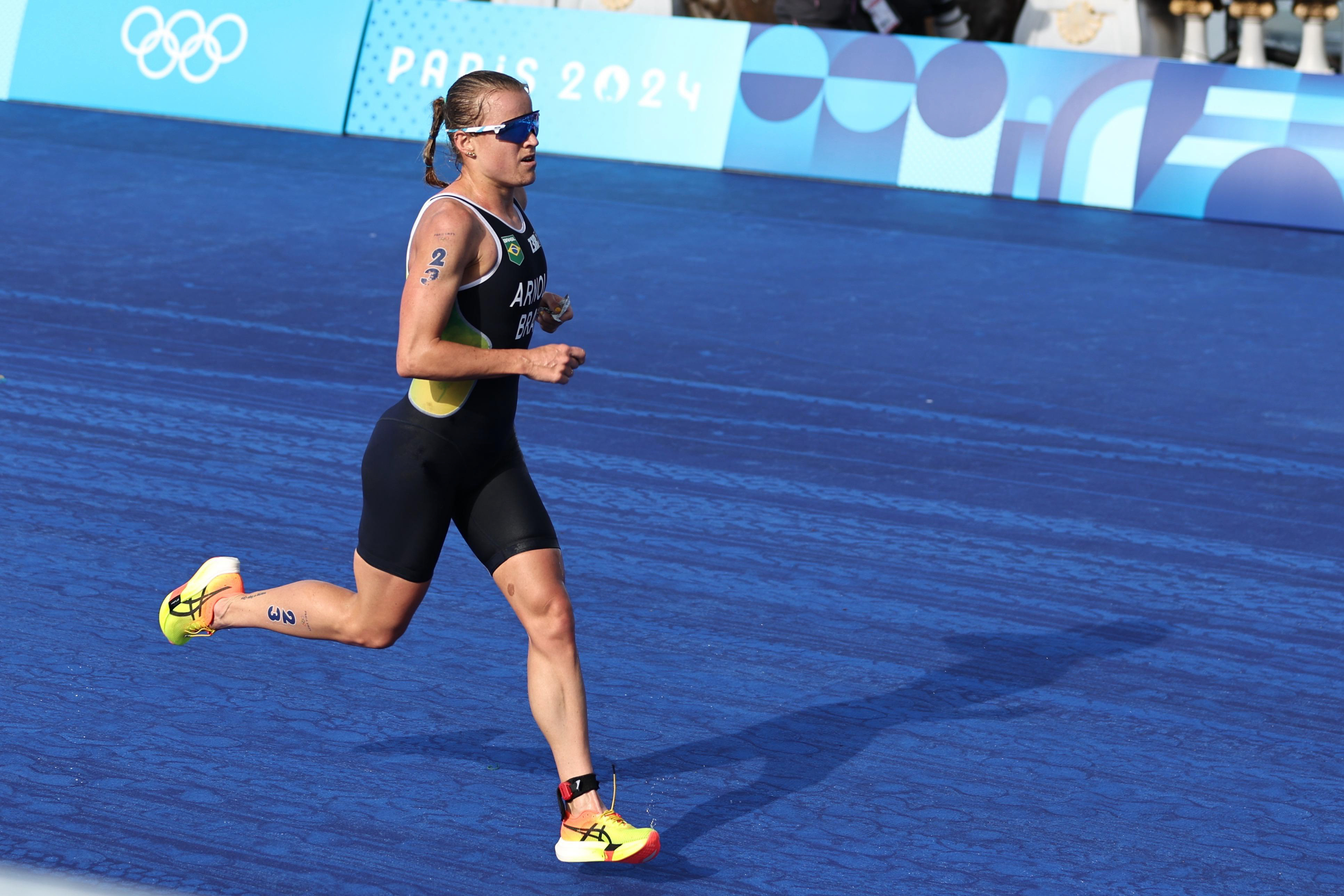 Triatlo femino. Na imagem a atleta Djenyfer Arnold.