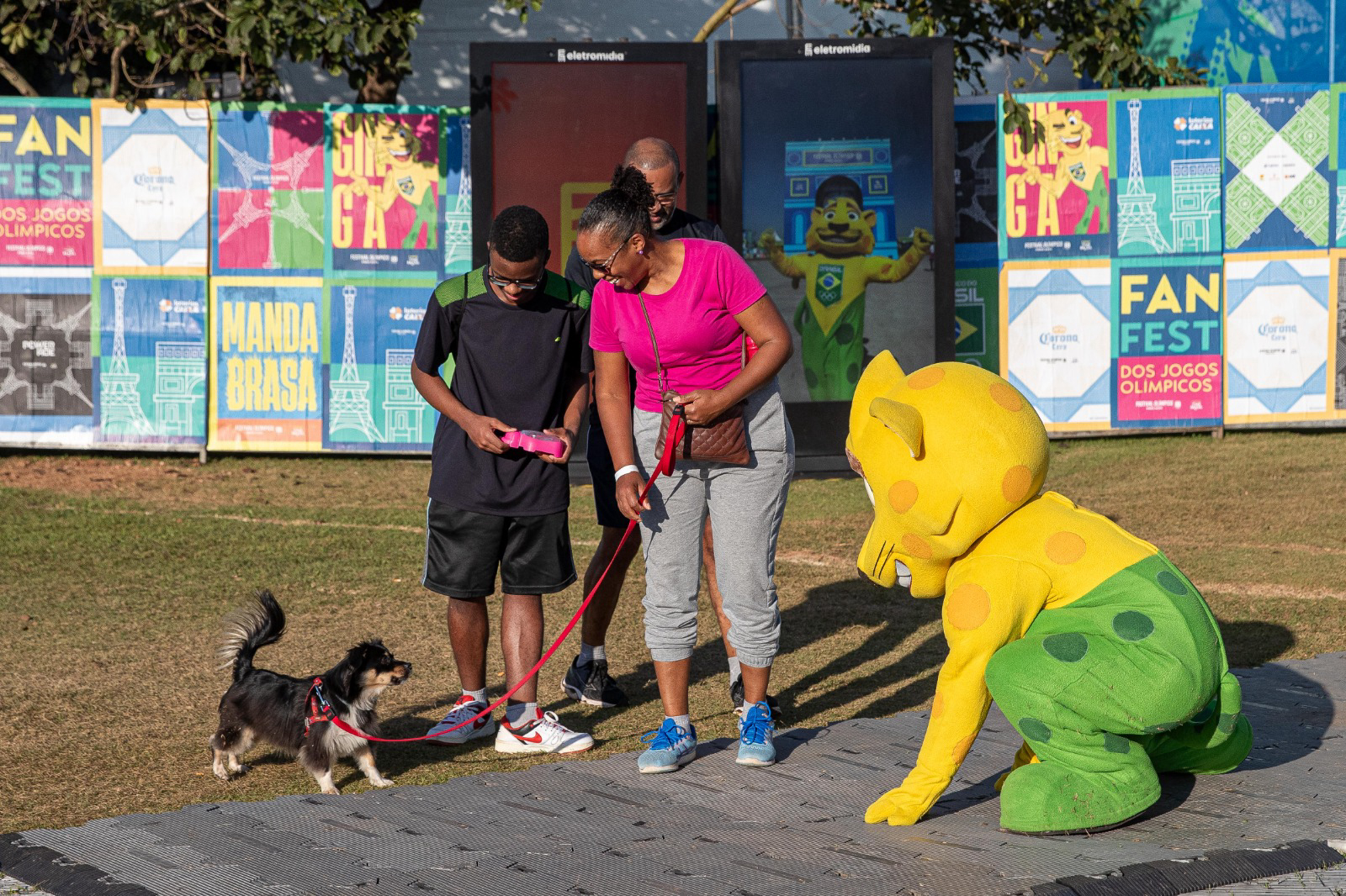 Mascote do Time Brasil interage com cachorro