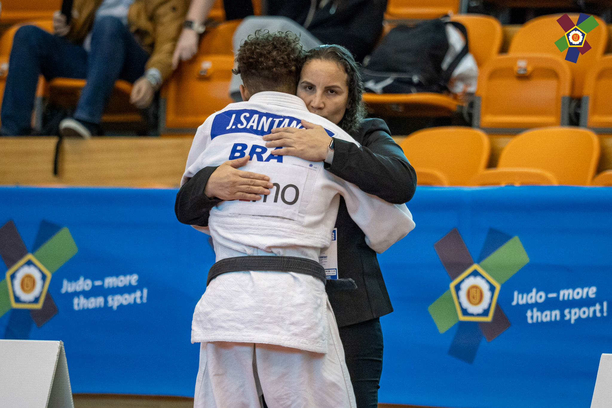 Maria Portela, treinadora da seleção de judô sub-18, abraça atleta